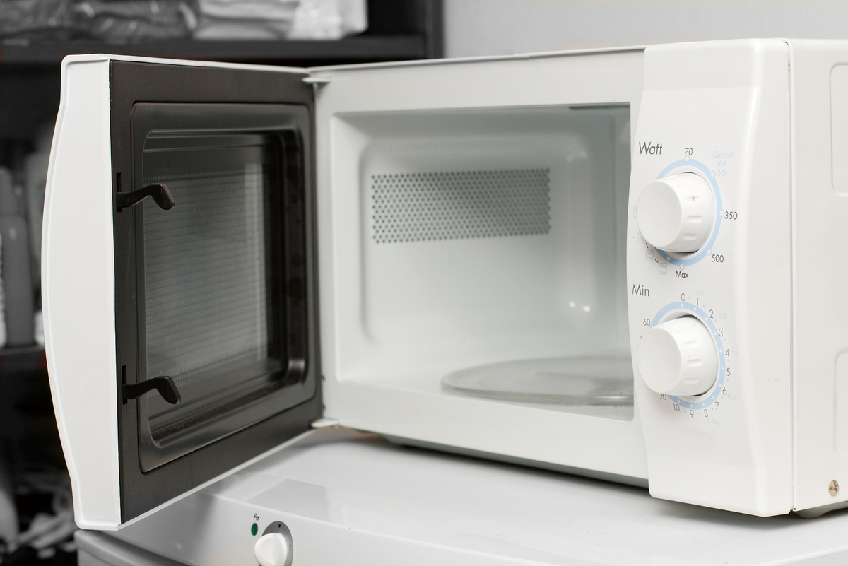 Печь свч какую. Микроволновая печь Microwave Oven. Микроволновка GS 720-457-1. Микроволновая печь (СВЧ) Соло Candy cmga20tndb-07. Дверца микроволновки.