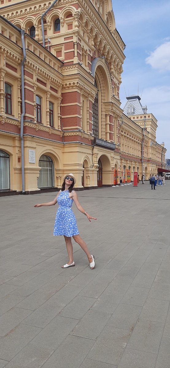 Красивое место, на другом берегу Оки, называется стрелка. Именно там Ока впадает в Волгу. Фото сделано на фоне Торговых рядов. 
