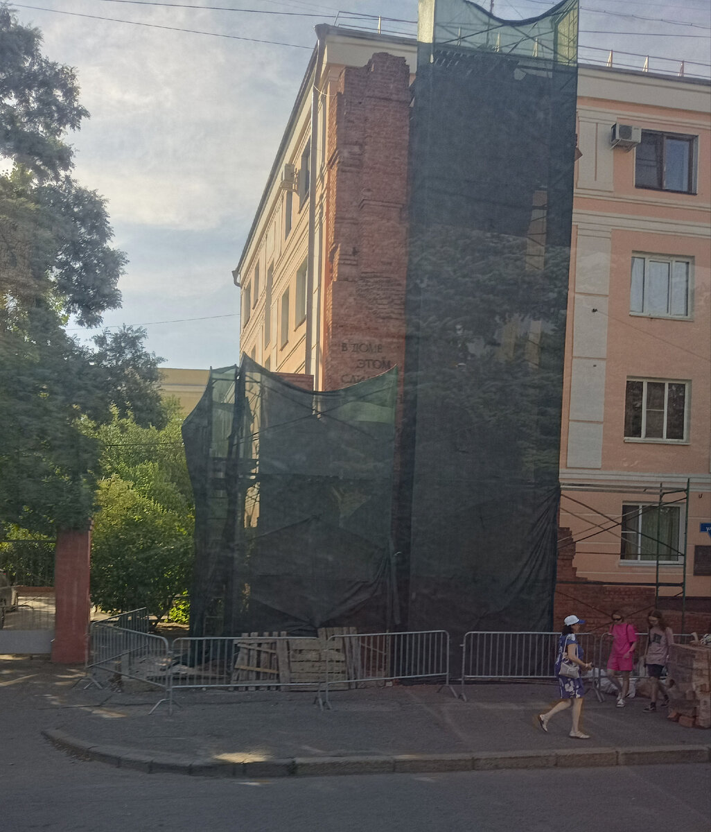 Стена дома Павлова, сейчас на реконструкции 