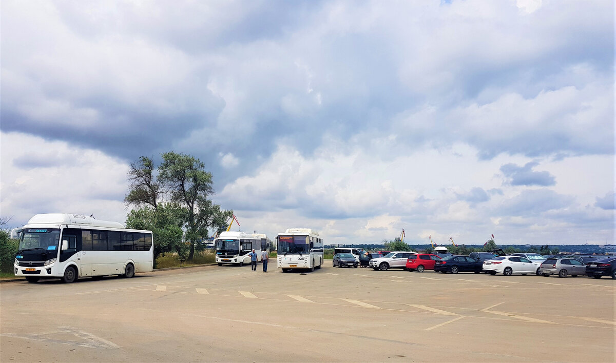 Парковка перед Горпляжем. Фото автора. 