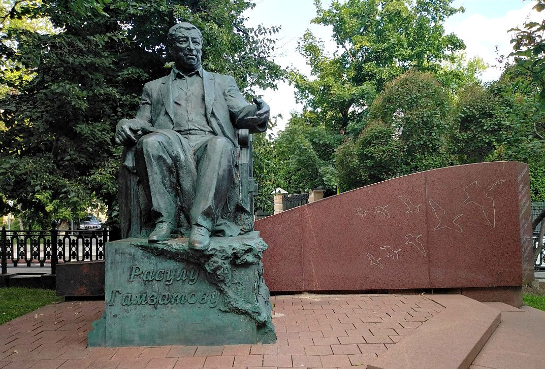 Памятник Расулу Гамзатову в Москве. Фото: Яна Баранова