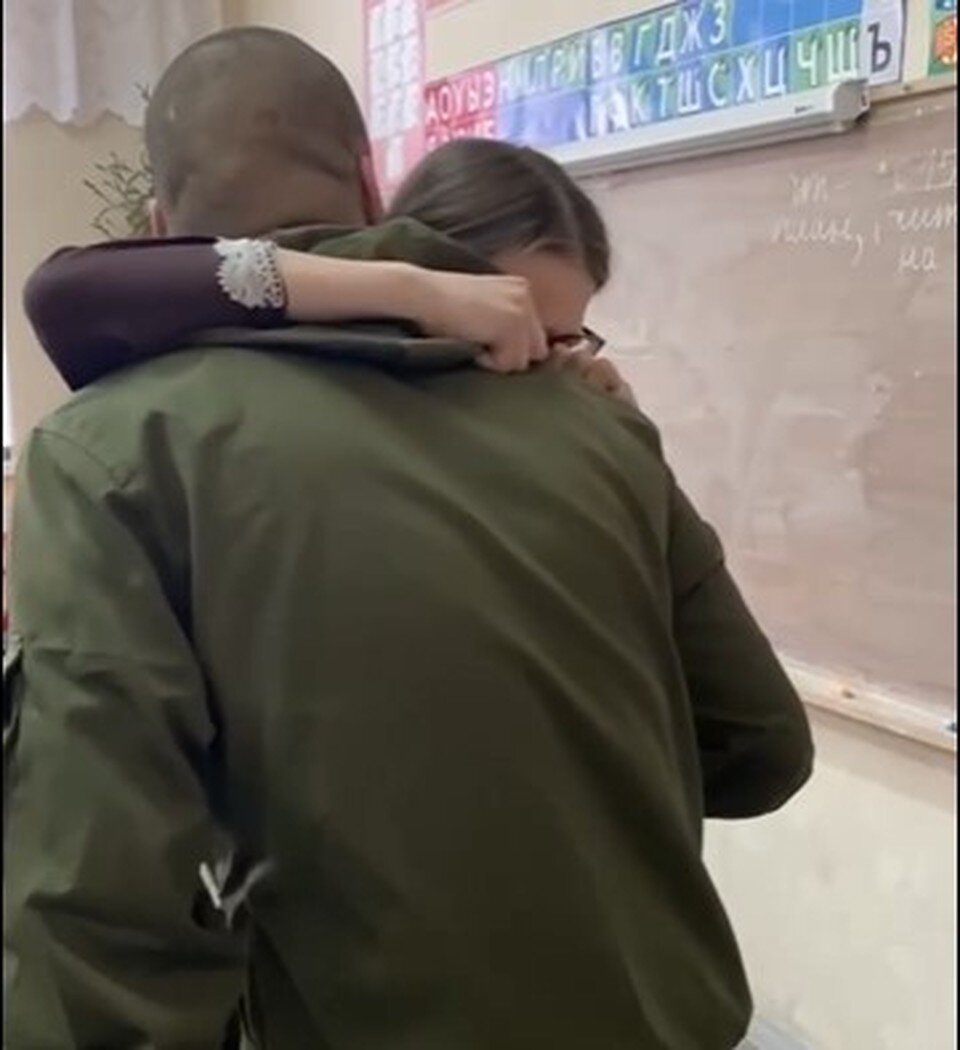    Девочки не ожидали увидеть отца в школе принтскрин видео.