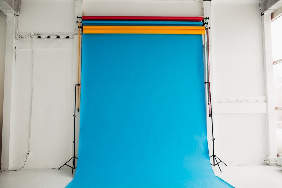    Бумажный фон на системе подъёма. Фото: catherineasquithgallery.com