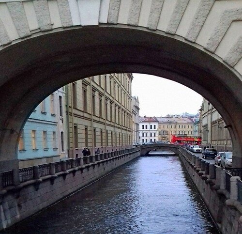 Вид на Зимнюю канавку с Эрмитажного моста, расположенного между Невой и Зимней канавкой /фото из личного архива/