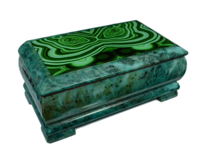 Ларец из змеевика с инкрустацией "под малахит". Размеры 145*70*50мм. (листайте вправо >)