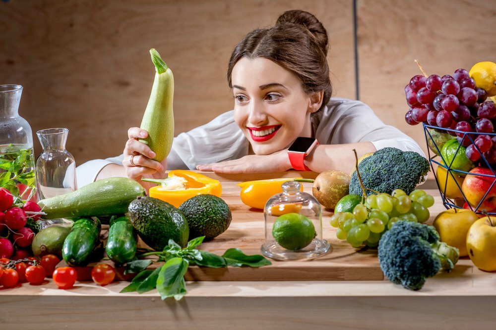 Быть овощем и жить. Человек овощ. Фотосессия с овощами. Фотосессия с фруктами и овощами на кухне. Женщина с овощами.