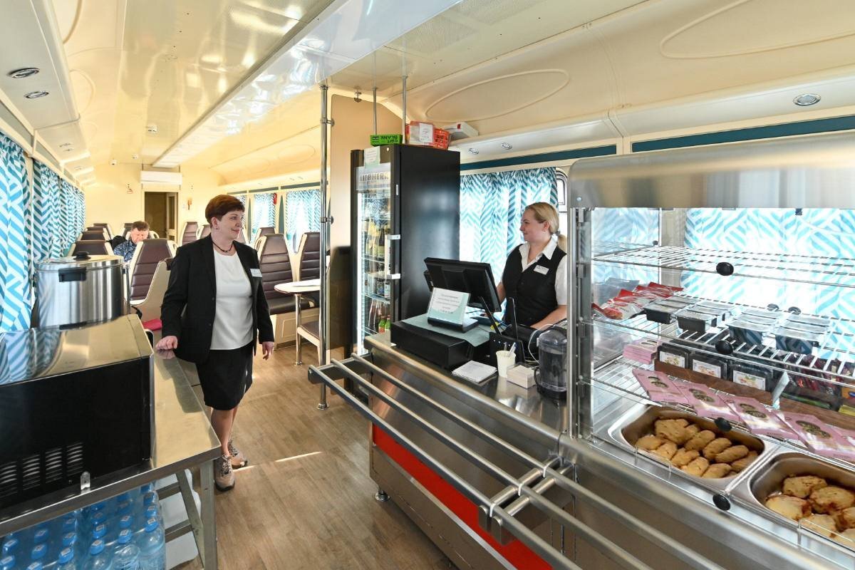 Вагон-столовую в поезде «Таврия» // Фото: пресс-служба компании «Гранд Сервис Экспресс»
