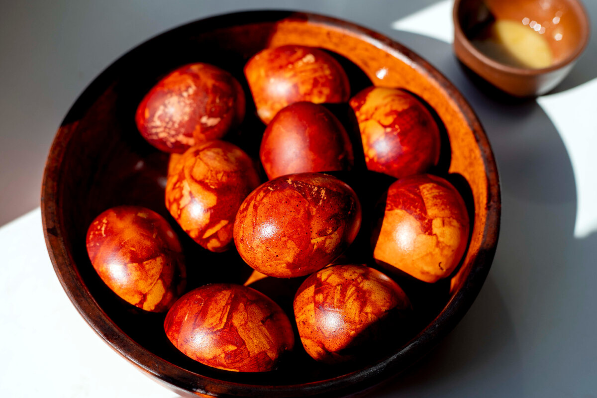 Способ использовала до неприличия простой: обвязала яйца марлей, засунув туда ещё луковой шелухи. Сварила в луковой шелухе с ложкой соли, бахнула ложку уксуса, оставила всё до утра