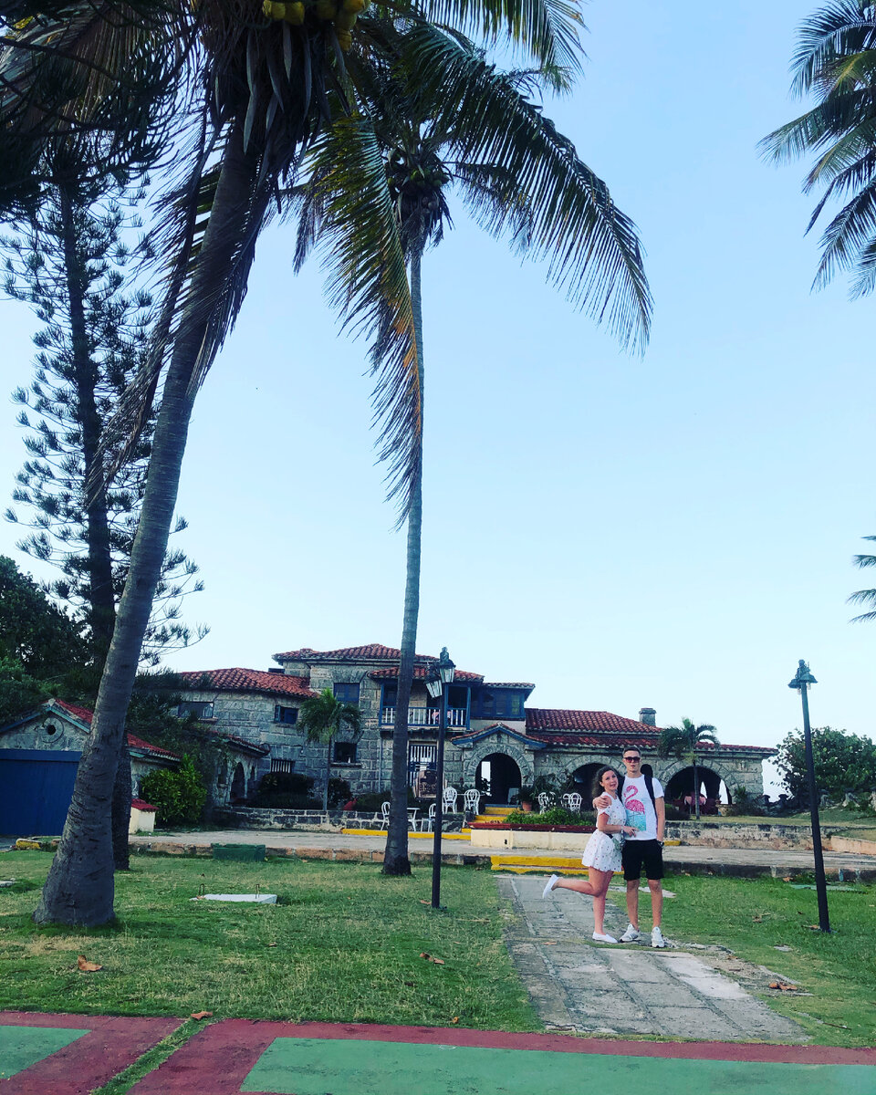 На фото один из домов Фиделя Кастро, ну и собственно мы, довольные на отдыхе 💯