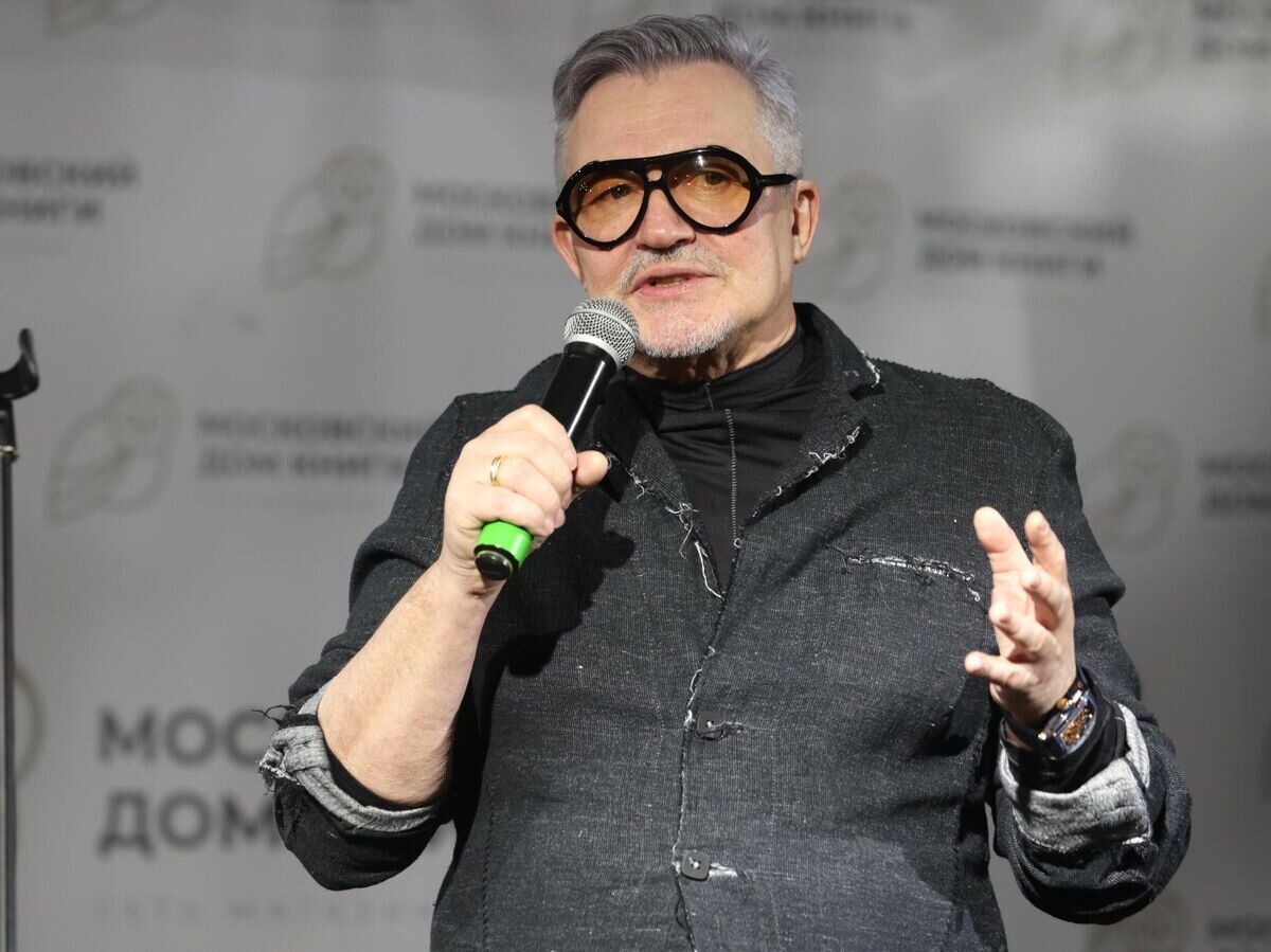    Журналист, телеведущий, режиссер, актер и писатель Дмитрий Дибров выступает на презентации книги "Страна чудес Коктебель" телеведущей, журналистки Арины Шараповой© РИА Новости / Виталий Белоусов