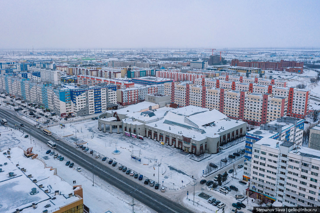 Новый Уренгой с высоты. Культурно-спортивный центр «Газодобытчик» новый Уренгой. ЯНАО столица. Газовая столица России.