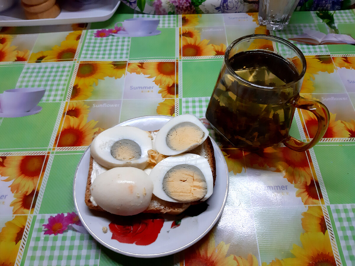 Хлеб намазала маслом, а сверху порезанное на кружочки яйцо.  Яйцо присолила. 