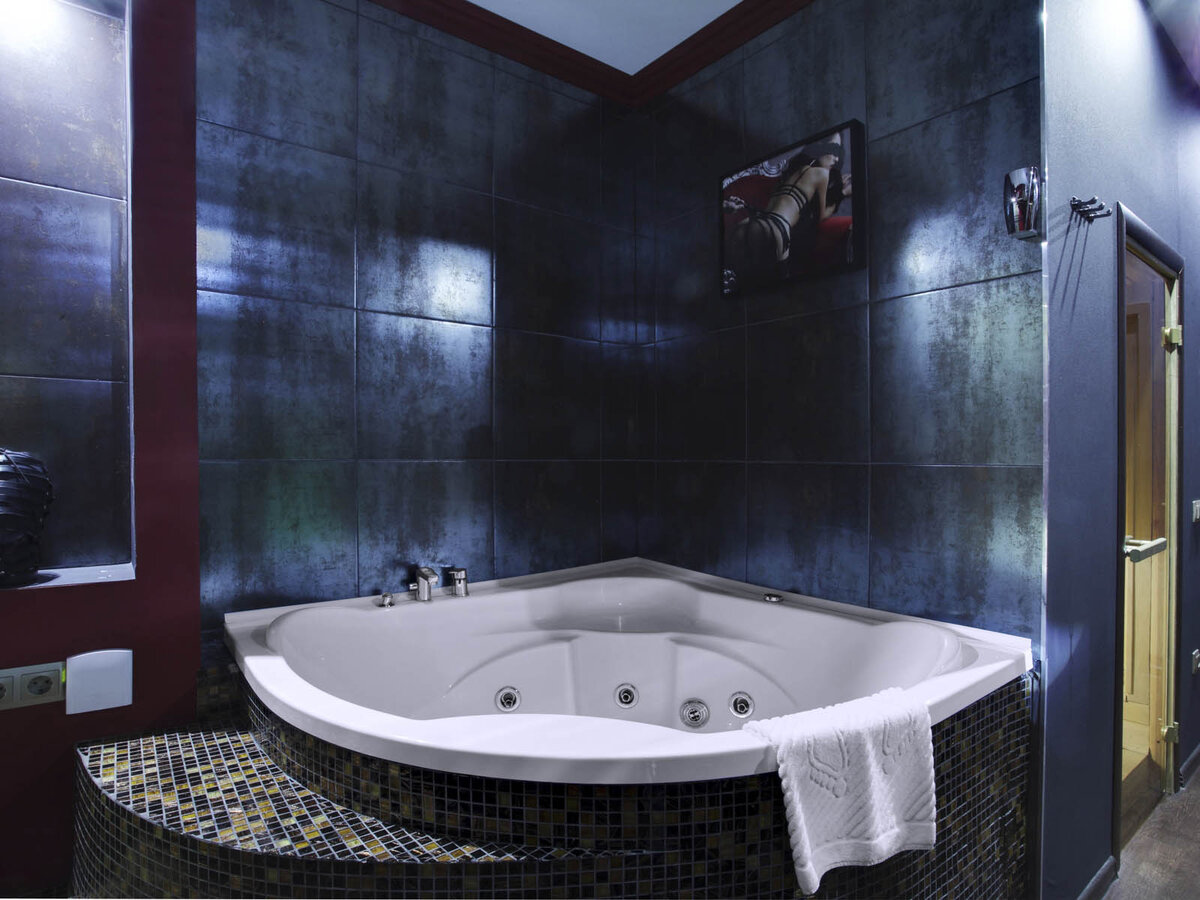 Джакузи в номере "Красная комната" в отеле Подушкин на Васильевском острове в Санкт-Петербурге.