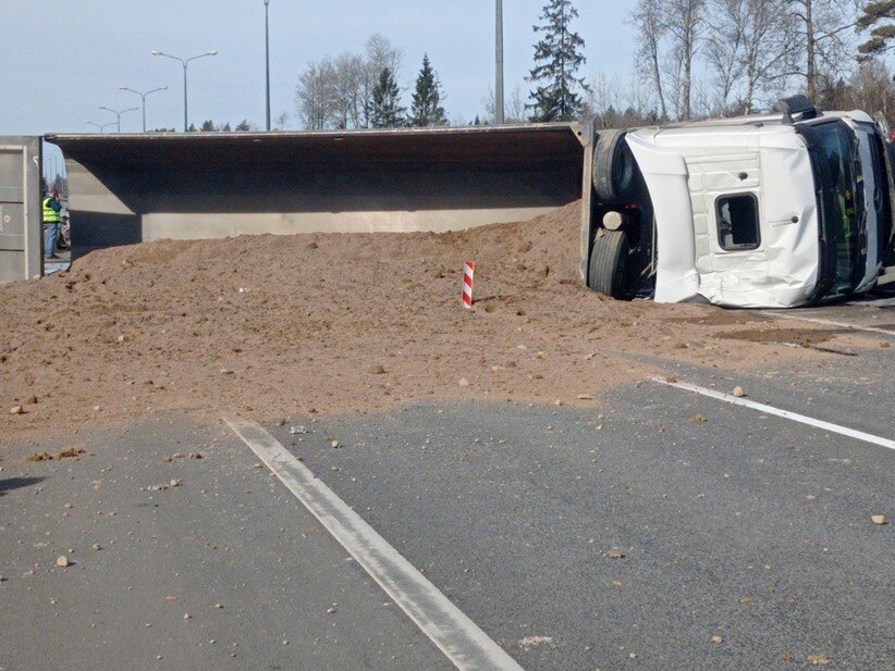    Последствия массовой аварии на КАД Петербурга, 21 апреля 2023 года. Автор фото: vk.com/spb_today