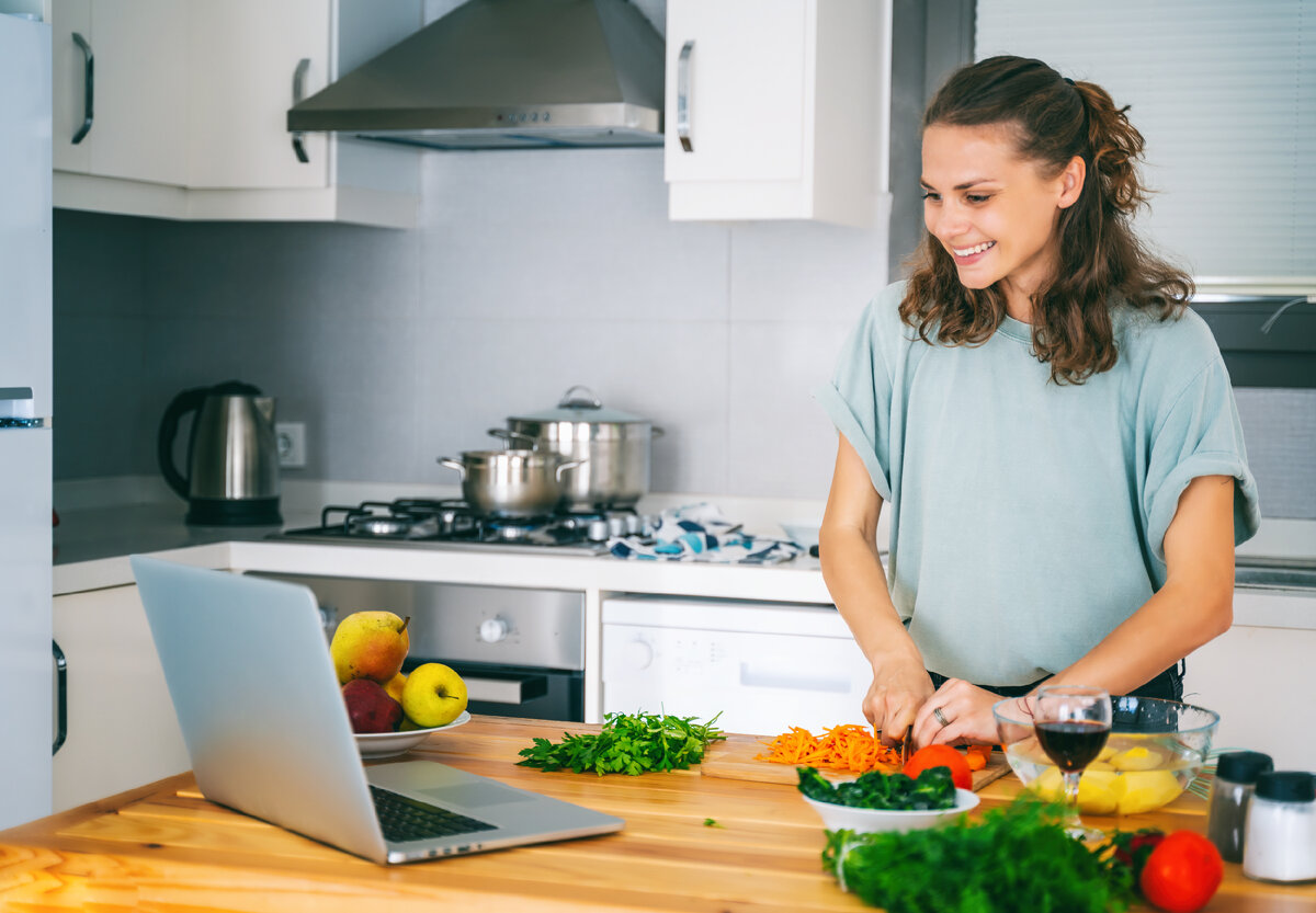 He enjoys cooking. Красивая девушка готовит на кухне. Enjoy Cooking.