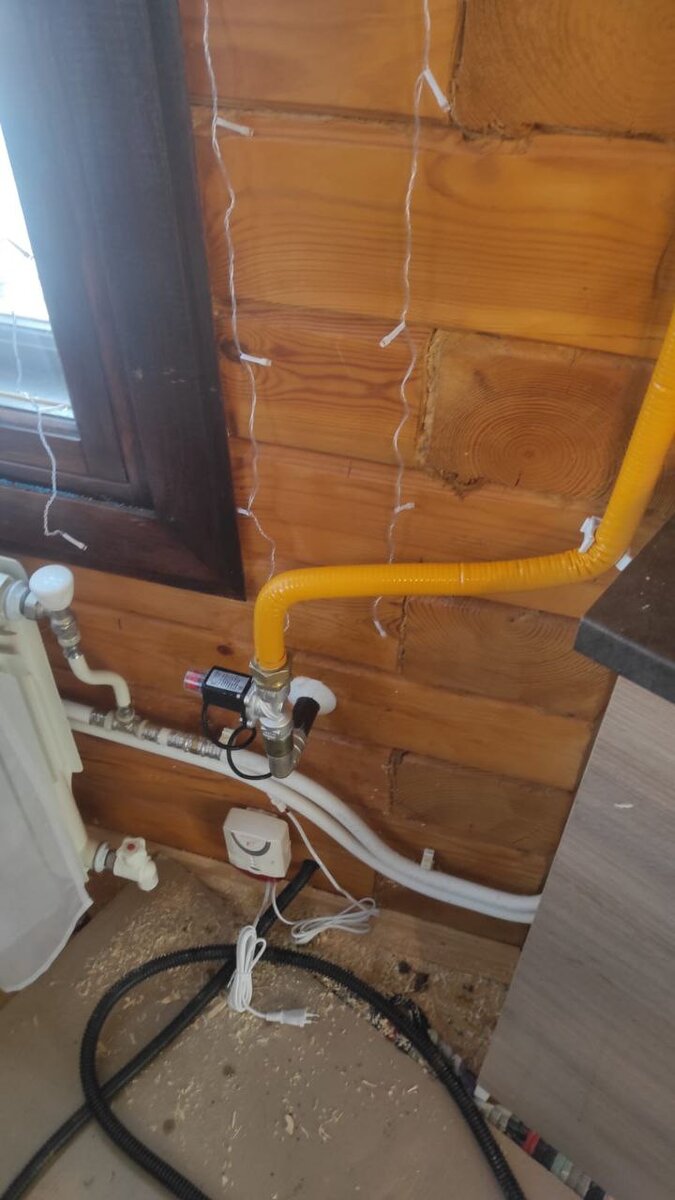 Сигнализатор загазованности установлен внизу у пола