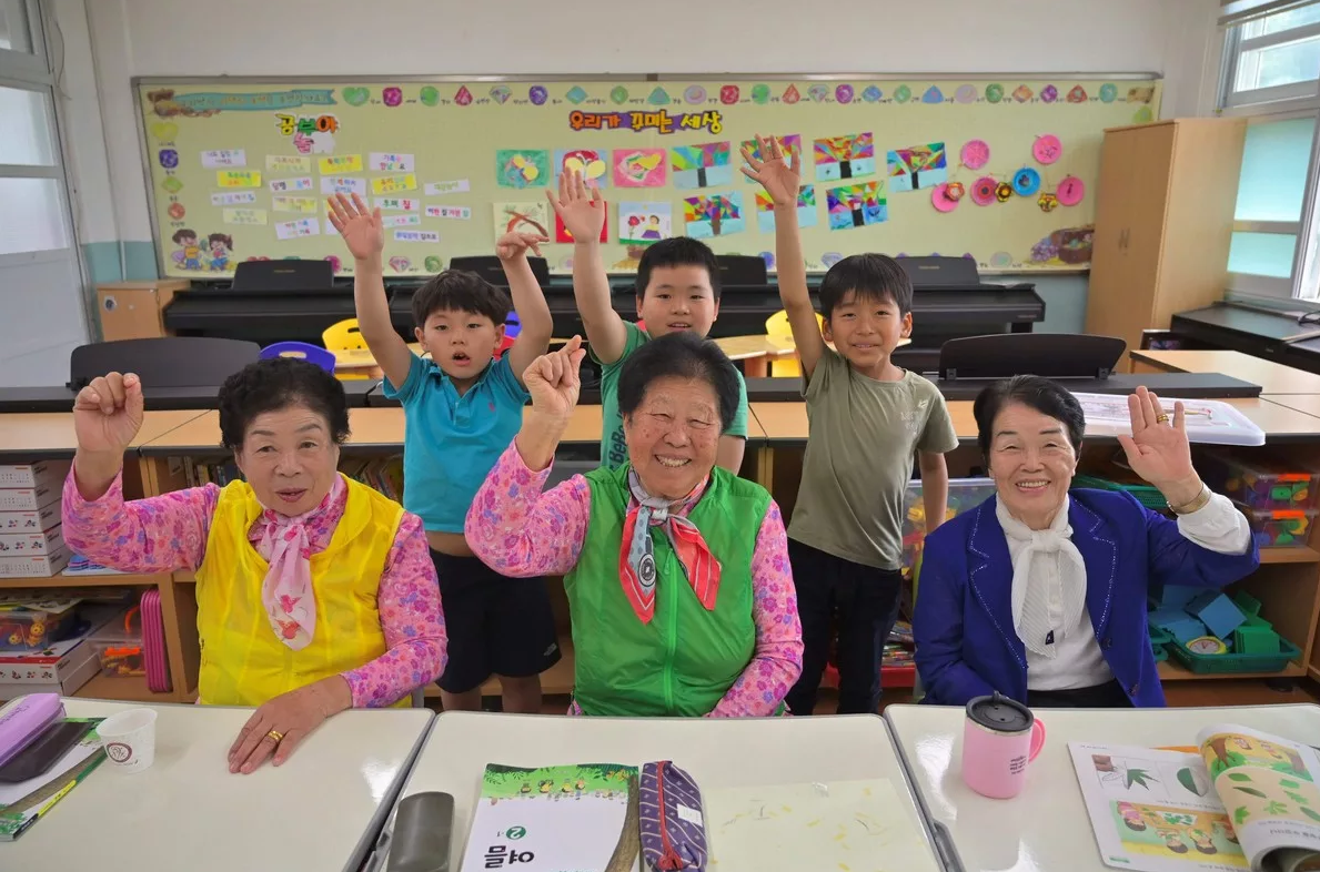 Бабушки ходят в первый класс вместо детей в Южной Корее | Азия без фотошопа  | Дзен