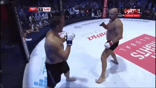 Федор заигрывается и пропускает тяжелый удар 