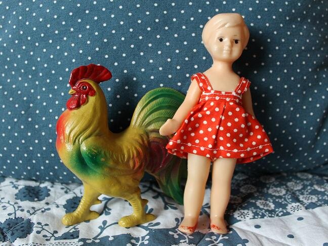 Целлулоидный петушок и кукла Таня (СССР, 1950 - 1960-е гг.) / Фото: Анастасия Писаревская