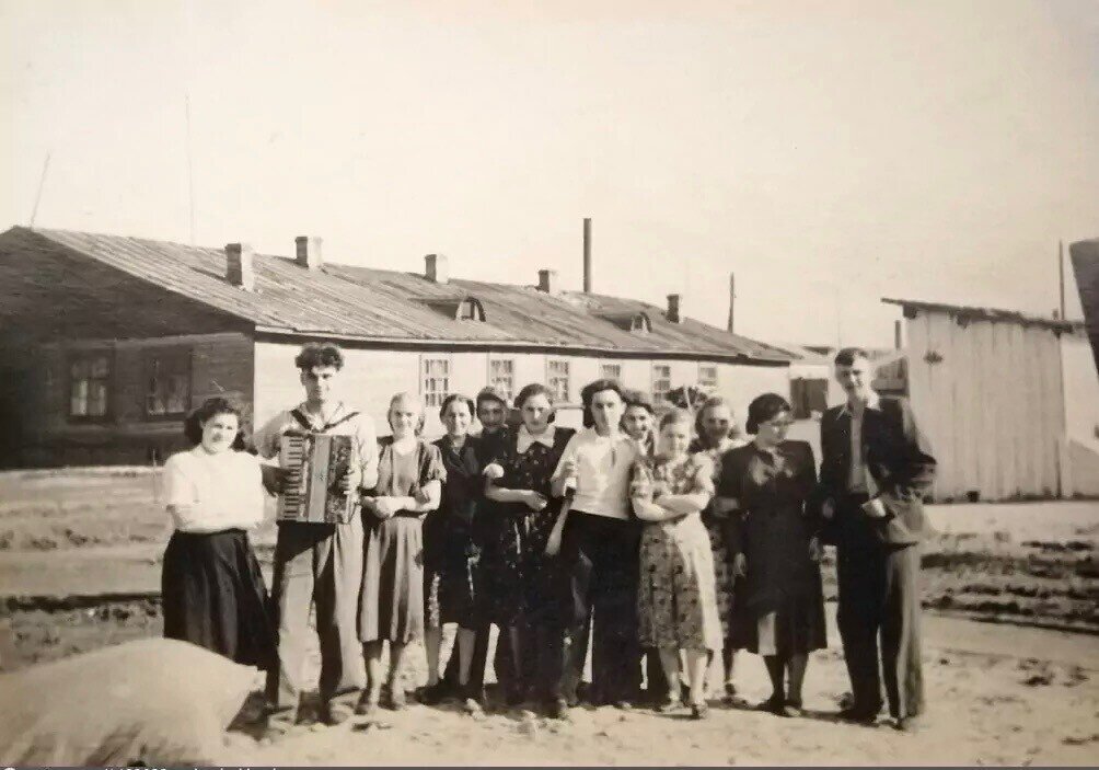 Молодежь Калининского поселка. Горький 1952-1955 год. Местоположение условно. Известно только, что барак находился в районе современной площади Героев. пр. Героев, 43.