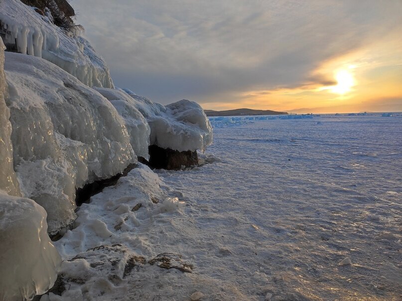 Каждую зиму и весну толпы туристов, жертвуя своими отпускными и рискуя подхватить простуду, приезжают в холодную Сибирь, чтобы полюбоваться байкальским льдом.-11