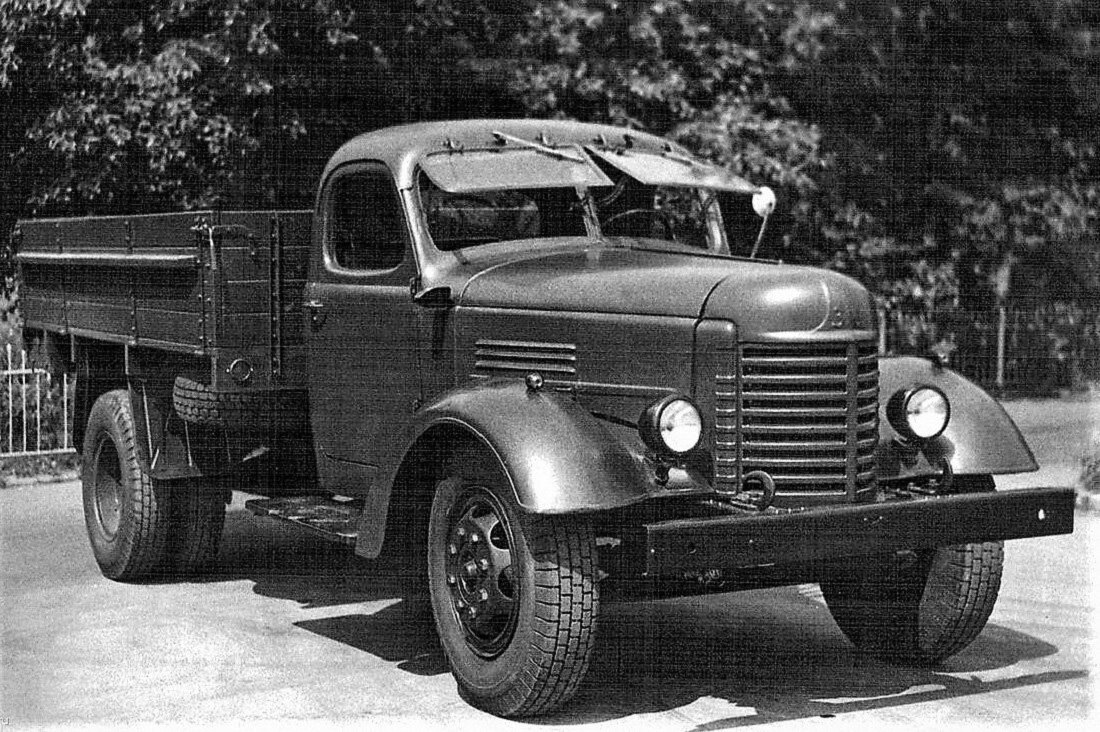 Первый автозавод был запущен в Китае 15 июня 1953 года, а его первенцем стал грузовик — копия ЗИС-150.