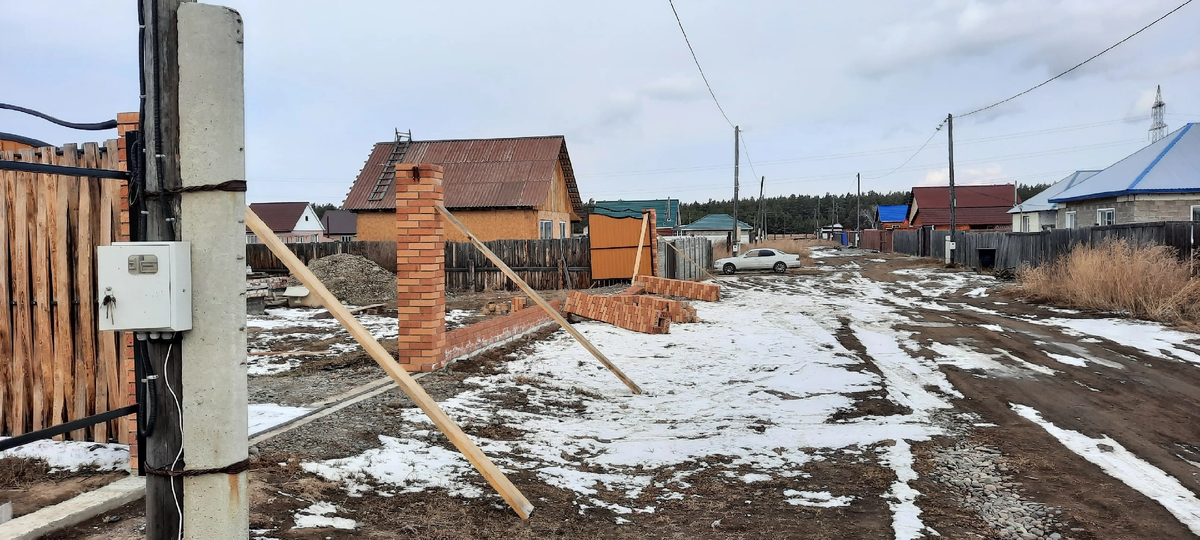 Соседский забор после весеннего урагана уже в процессе разборки (март 2023).