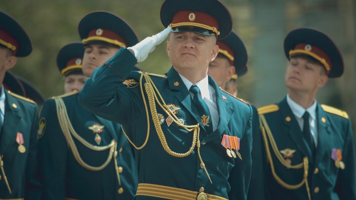     В удмуртской столице накануне прошла первая сводная репетиция Парада Победы, назначенного на 10 часов утра 9 мая. Традиционный смотр силовиков, ветеранов и кадетов в Ижевске решено не отменять, несмотря ни на что.