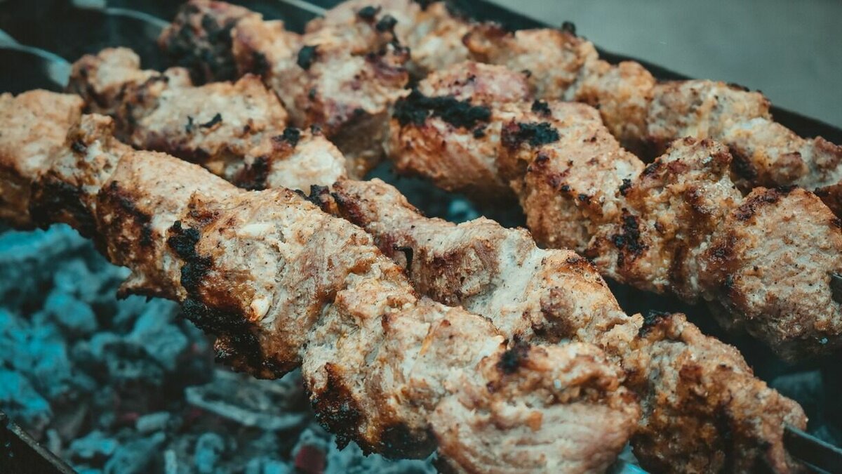     Май – пора шашлыков. Причем для большинства из нас шашлыки – не просто вкусная еда, но и увлекательное развлечение, которое обещает и выезд на природу с семьей, и установку мангала, и приготовление различных блюд.