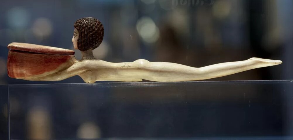 Вот эта знаменитая ложечка, выполненная, между прочим, тоже из слоновой кости, а находится она в Пушкинском музее в Москве. 