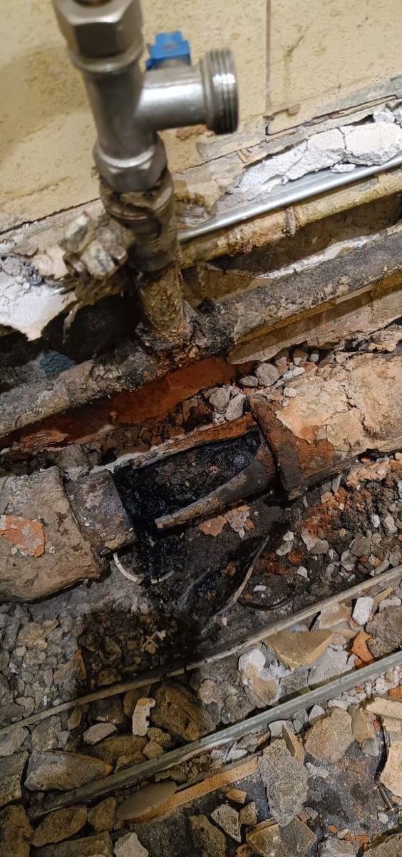 Старый дом, состояние труб - ужасное 