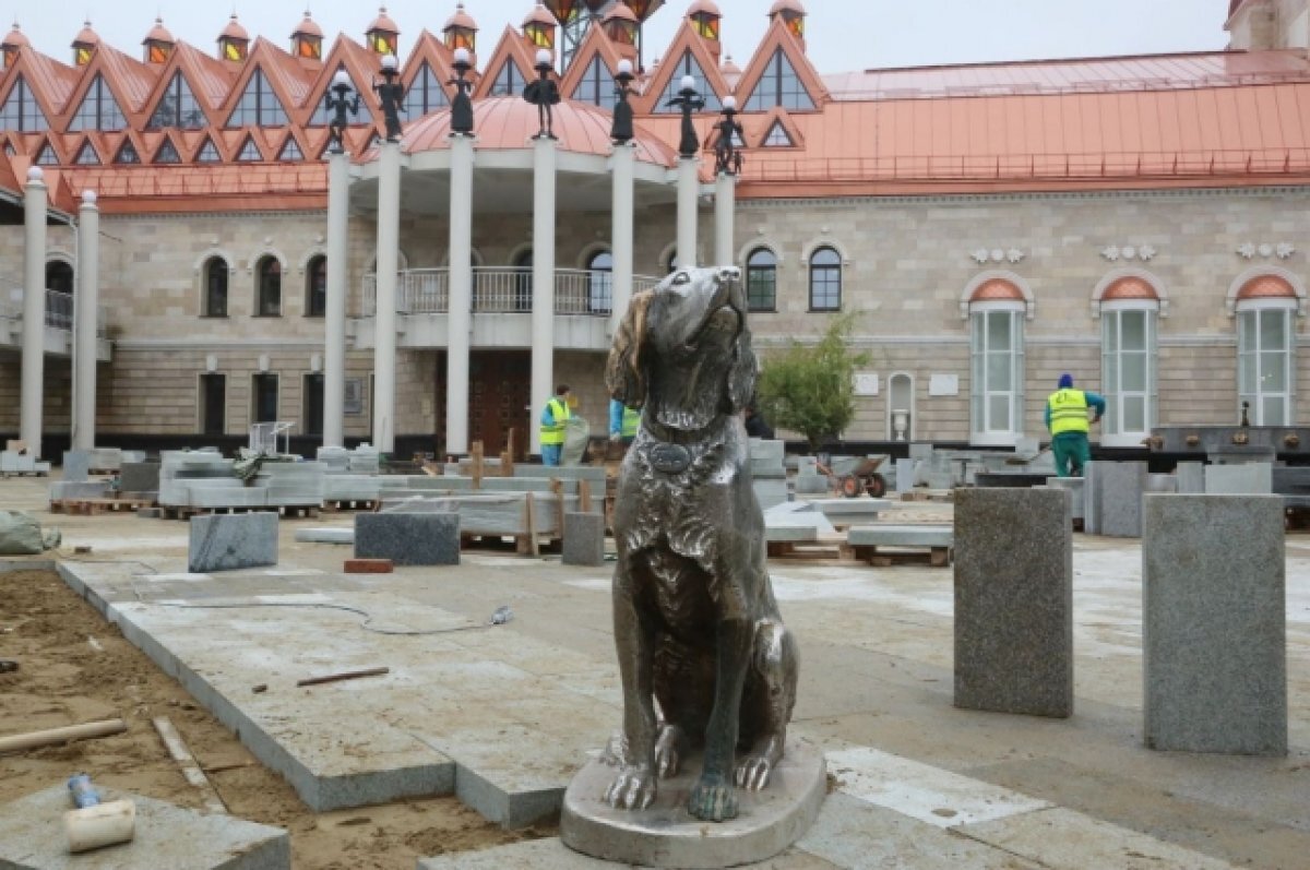    Скульптуру Белого Бима вернули на главную улицу Воронежа