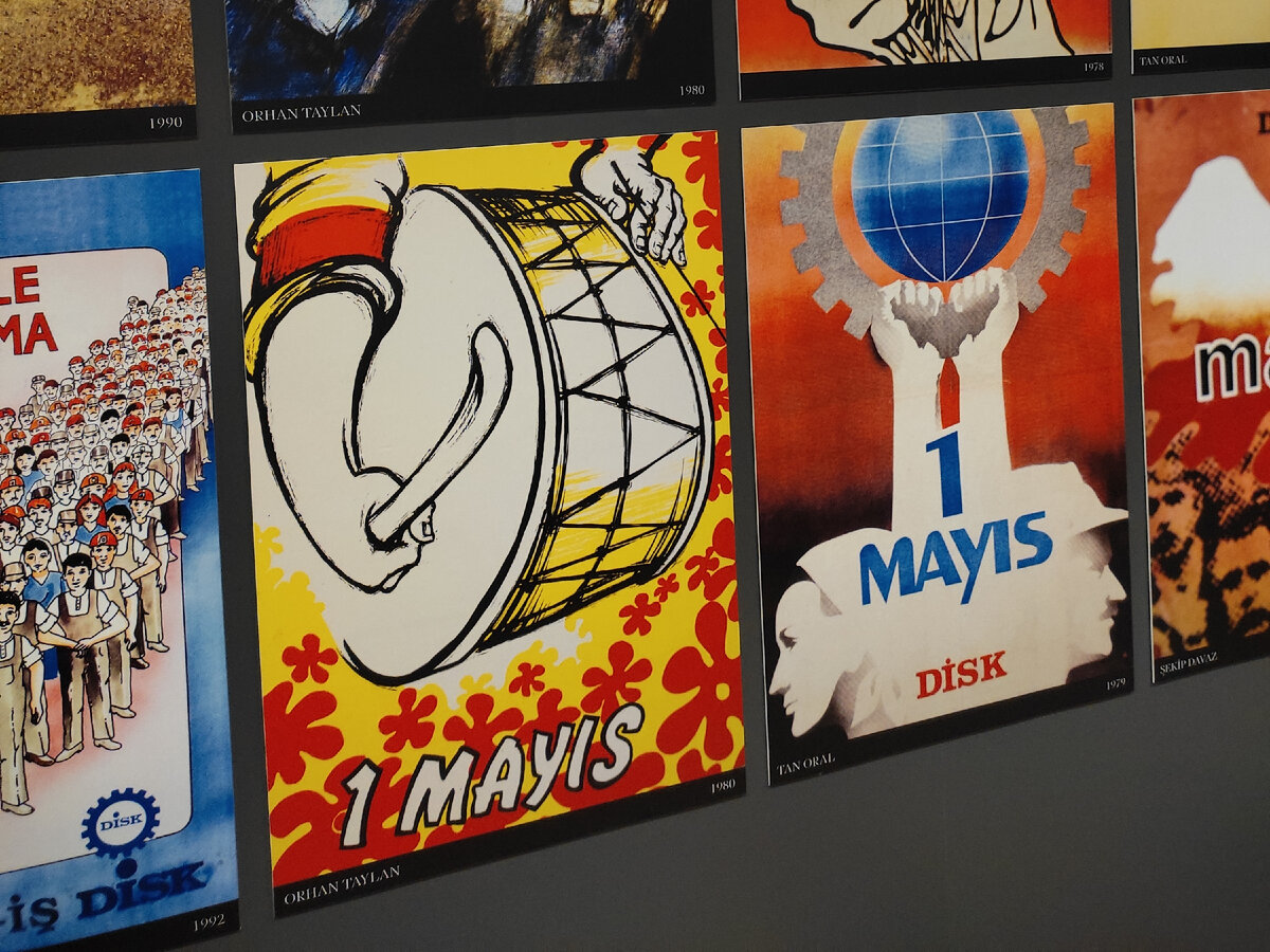 Фотографии с выставки плакатов в метро Таксим, сделаны мною в 2022 году