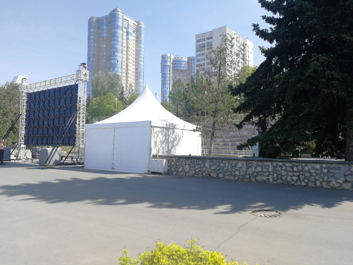 Вид сзади кинотеатра