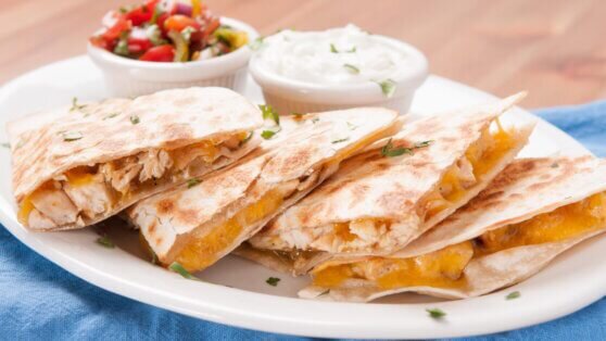    30 минут на кухне: домашняя кесадилья с курицей, сыром и овощами Алина Городниченко