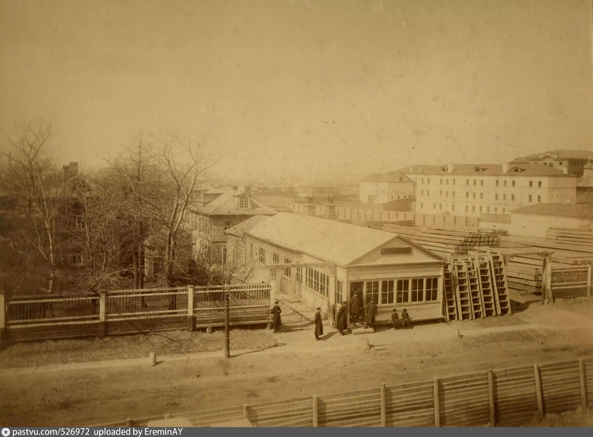 Контора и лесной склад купцов Стриженовых около Новоспасского монастыря, 1887. С сайта www.pastvu.com.