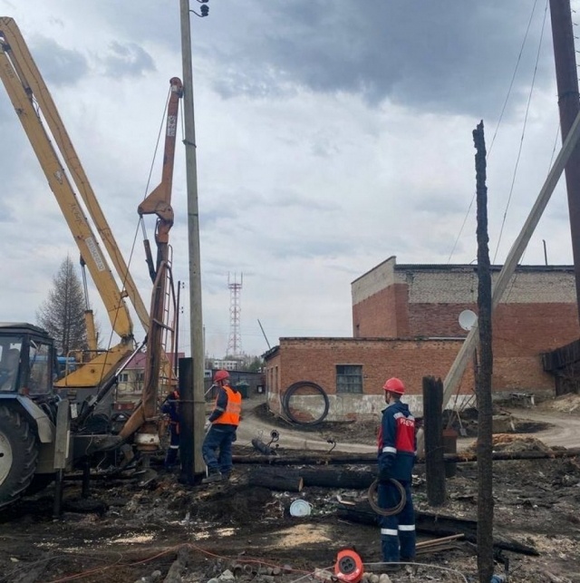    Строители восстанавливают энергетическую инфраструктуру посёлка. Фото: све.рф