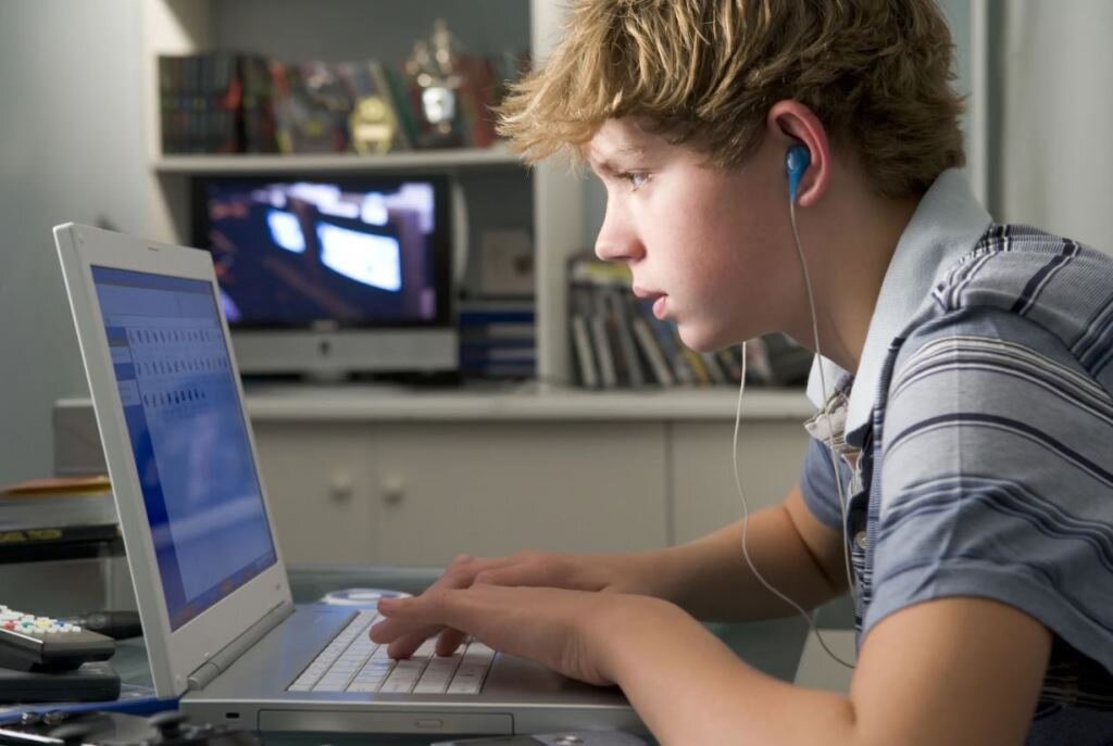    Порой поиск информации в сети становится навязчивой идеей — это и есть компьютерная зависимость у подростков Екатерина Карпенко