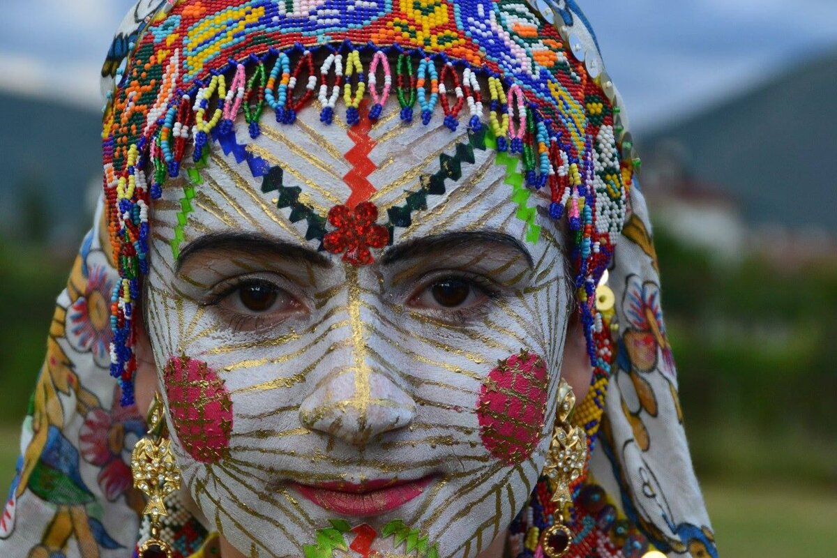 Макияж албанской невесты высокогорья Шар-Планина. Фото https://diasporashqiptare.al/2022/03/06/karnavalet-ilire-per-here-te-pare-zbresin-ne-tetove/