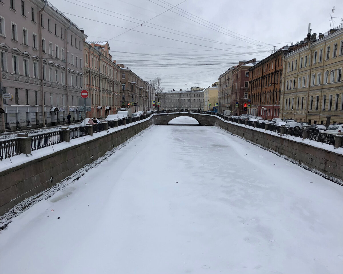 (Канал местной реки в снегу)
