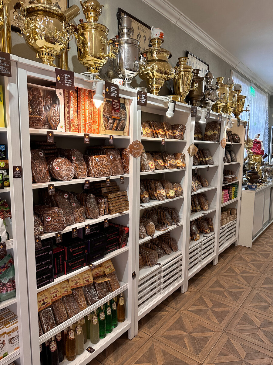 В той же Пряничной, которая ещё и Музей истории чая, познакомился с изобилием тульских пряников и аутентичными самоварами