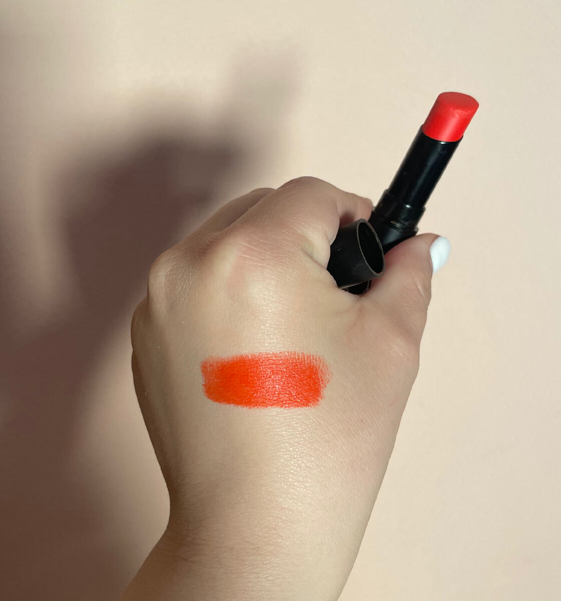 Пример оттенка помады с теплым поддтоном