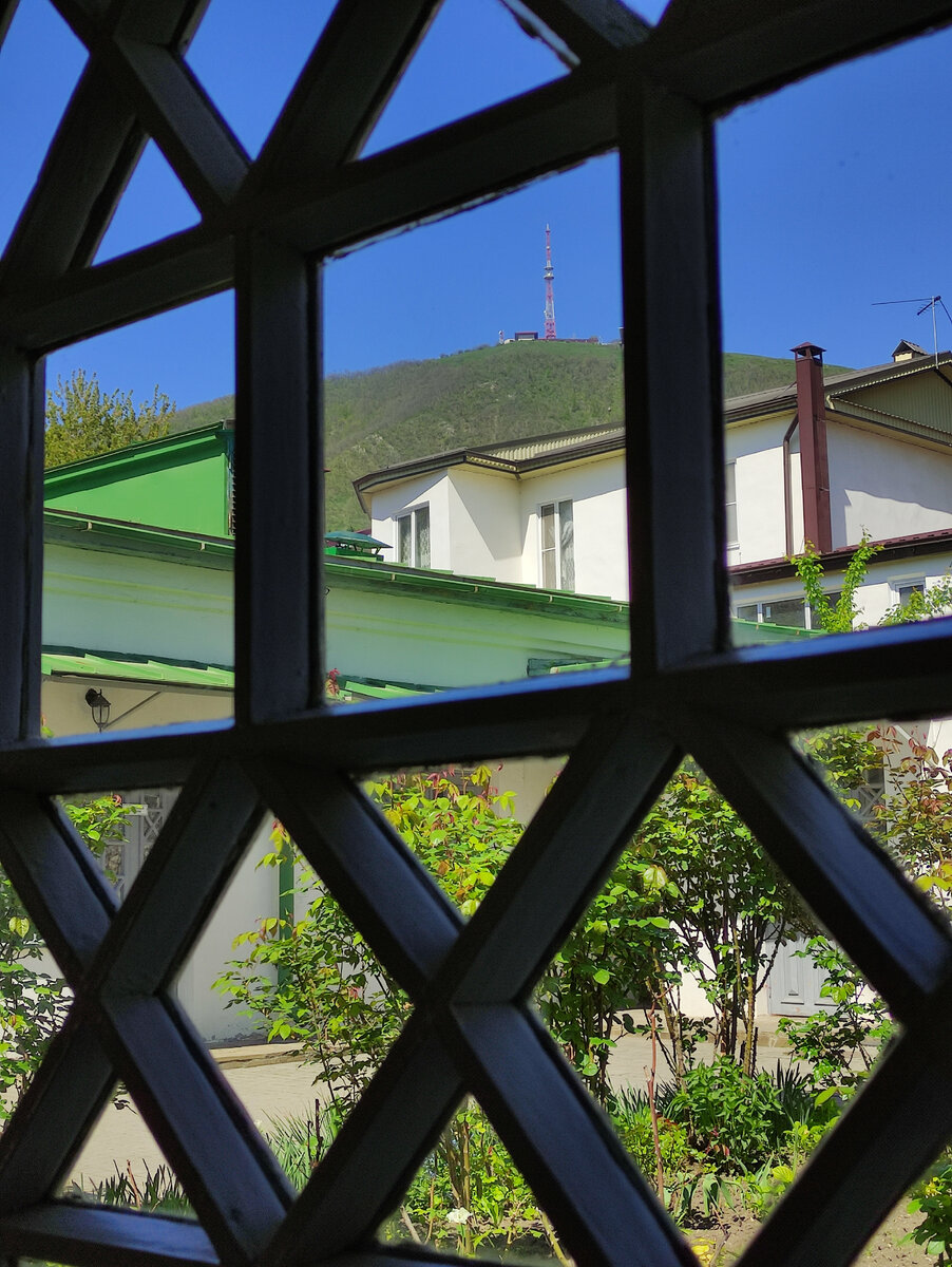 Вид на Машук из домика Алябьева (май 2023 года)