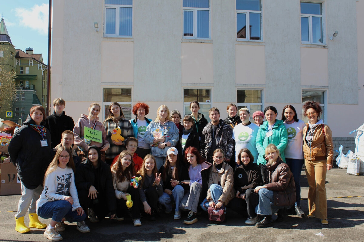 Волонтёры группы "РыбинскЭкоЛайфхак" и волонтёры молодёжного проекта "В деле"