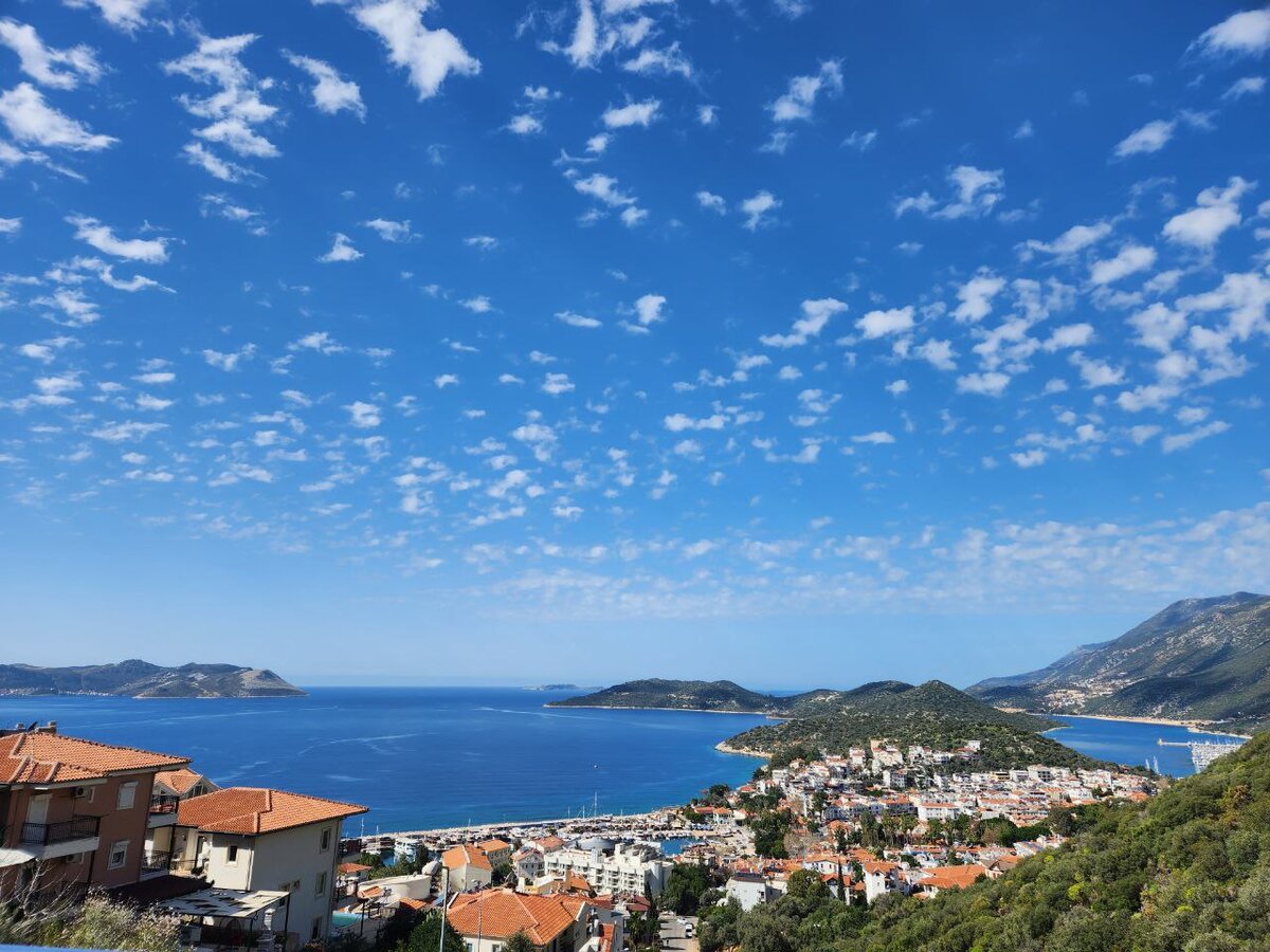 Всем привет. Наша первая статья от коммьюнити “Наши в Каше” и в ней мы расскажем о том, какого же жить в Турции в 2023 году 

Начнем с того, что конечно увеличилось количество переезжающих. И, естественно, по этой причине подскочили цены абсолютно на все. Но, в любом случае, работая удаленно и получая зарплату в иностранной валюте - жизнь все равно будет достаточно приятной и комфортной. 

Если выбирать жизнь у моря, то на летний сезон цены вырастают еще больше. 

Поднявшиеся цены - это единственный минус жизни в Турции. 

О плюсах: 
Еженедельные базары со свежими и домашними продуктами. На них можно найти все что угодно, от продуктов до одежды и мелочей для дома. 

Еще один плюс - настоящее и очень солнечное лето. Солнце, солнце и еще раз солнце круглый год. 

Положительным мы, также, считаем - очень гостеприимных людей, кто бы что ни говорил, но если относиться к местным по доброму, учитывая их традиции, они придут на помощь и ответят вам взаимностью. 

И в целом, жить здесь комфортно будет тем, кто стремится к спокойствию и не против проявить гибкость в отношении местных обычаев. 

Так что, приглашаем вас в Турцию, насладитесь летом, местной едой - кстати, 2 месяца вы можете спокойно жить в Турции, как турист. 

Присоединяйтесь к нашей группе в телеграме "Наши в Каше", если вы планируете приехать в Турцию и ищите больше информации от “новых местных”. 

