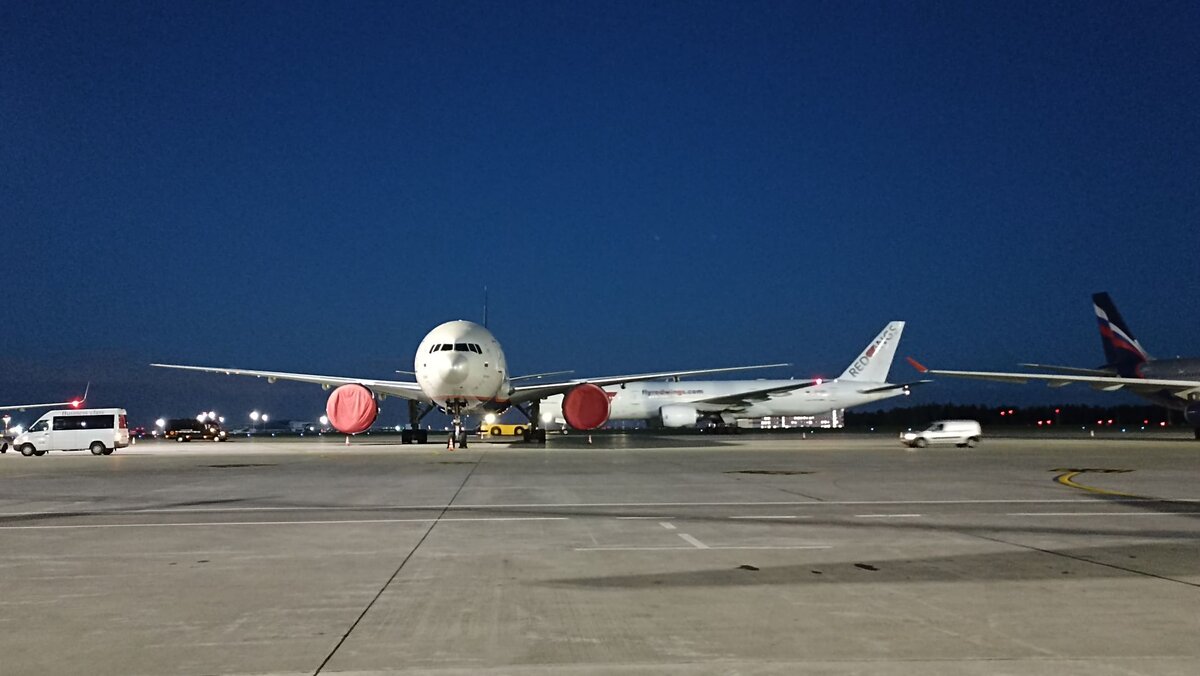 Самолет готовится совершить посадку на аэродроме шасси. Самолет готовится совершить посадку на аэродроме шасси. Шасси боинг 777. Самолет готовится совершить посадку на аэродроме шасси. Ан 124 толмачево.