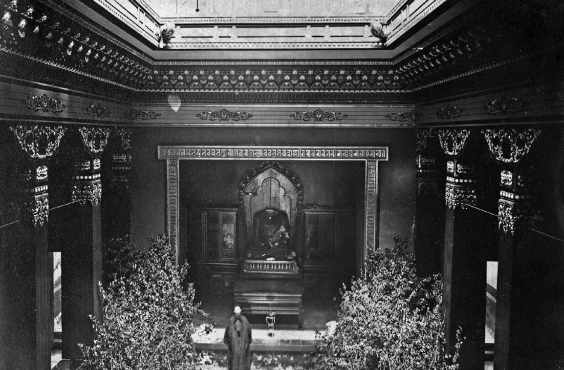 Главный зал с обезглавленным Буддой. Человек на фотографии Карл Теннисон - эстонский буддийский монах.