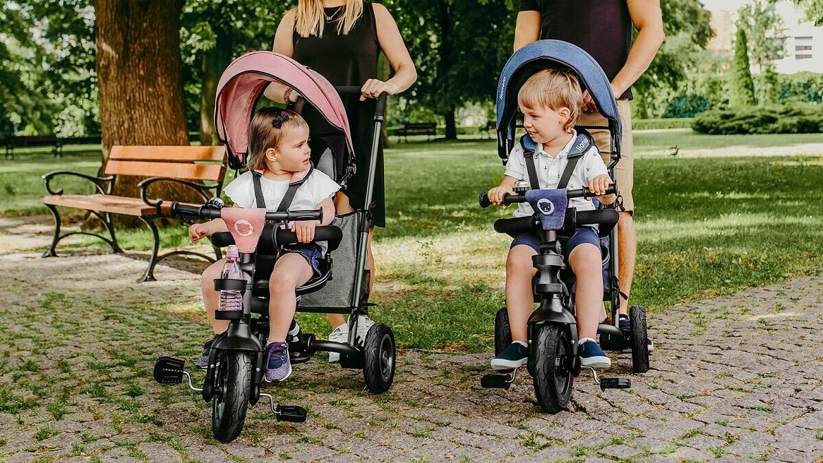 Детский велосипед с какого возраста. Велосипед Lionelo tris трехколесный детский. Родители с детьми на велосипедах. Велосипед с ручкой для родителей. Трехколесный велосипед для прогулок с маленькими детьми.