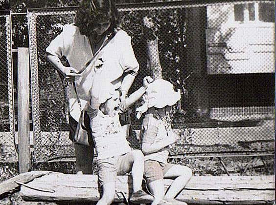 Протест - Рада не хочет идти в детсад, Геля смотрит, куда бы смыться. Ещё фото в галерее