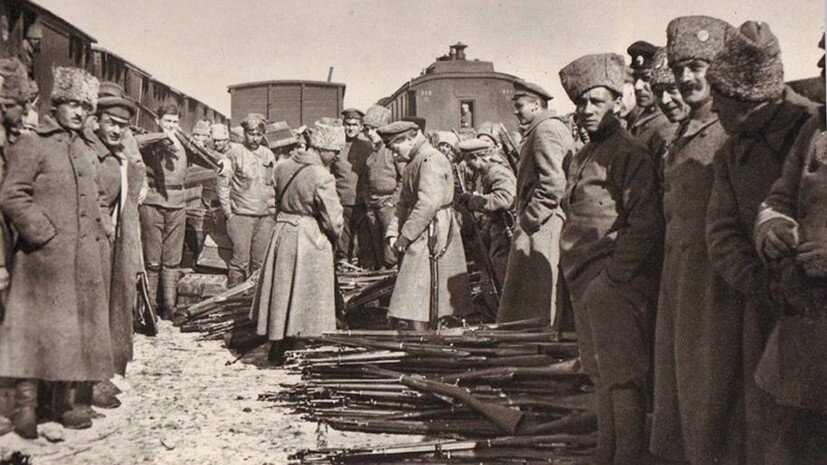 Чехословацкие легионеры сдают оружие/ © czechlegion.com